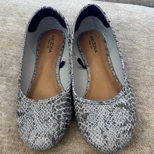 Arizona Jean Company Women's Black and White Snake Print Flats
